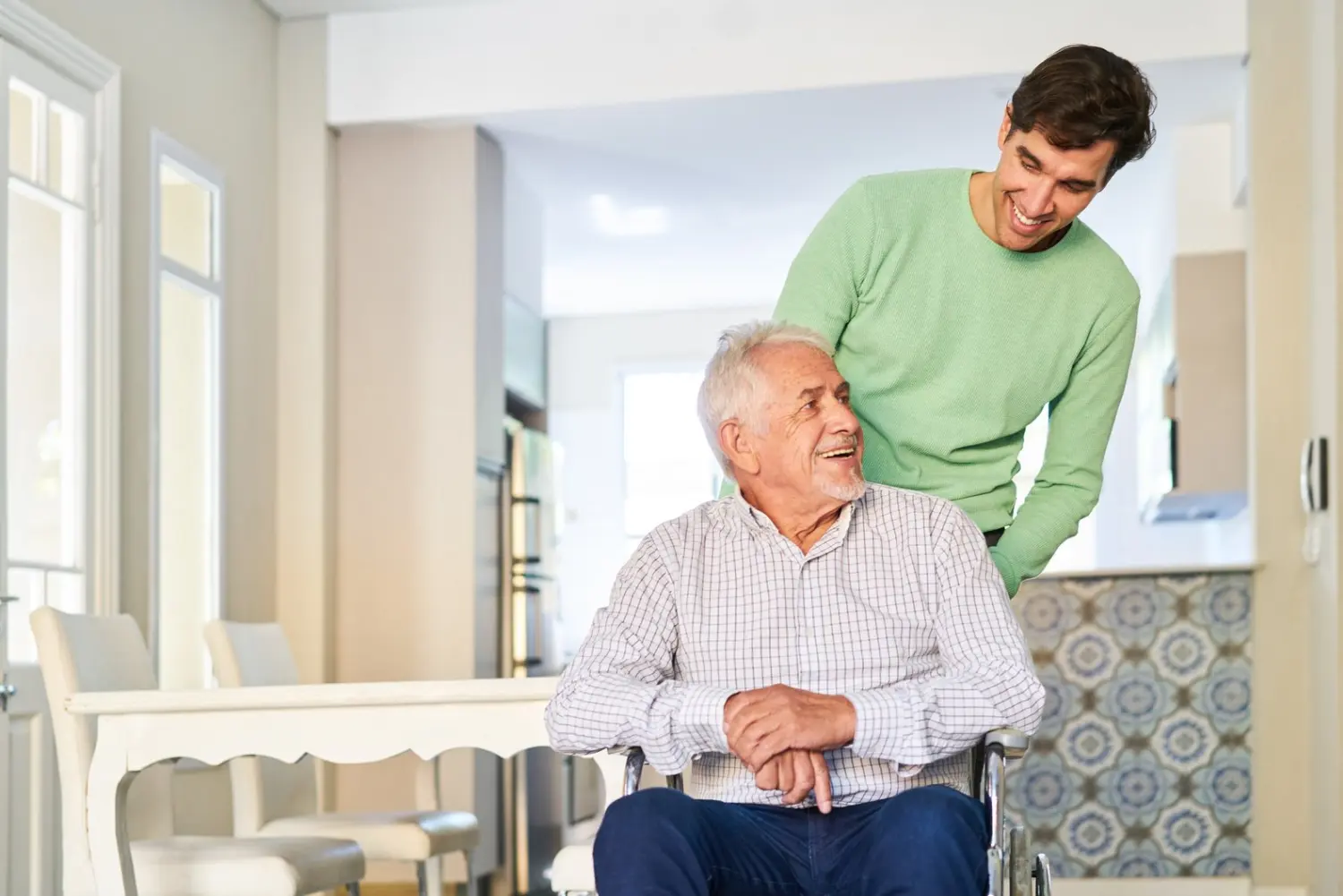 Ein kleiner Junge kümmert sich um einen alten Mann im Rollstuhl. Von Lebensabend Pflegeleicht